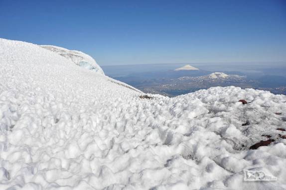A paisagem nevada do cume do Lanín, na região de Junín de Los Andes, no sul da Argentina. Ao fundo os vulcões Quetrupillán e Villarrica, no Chile